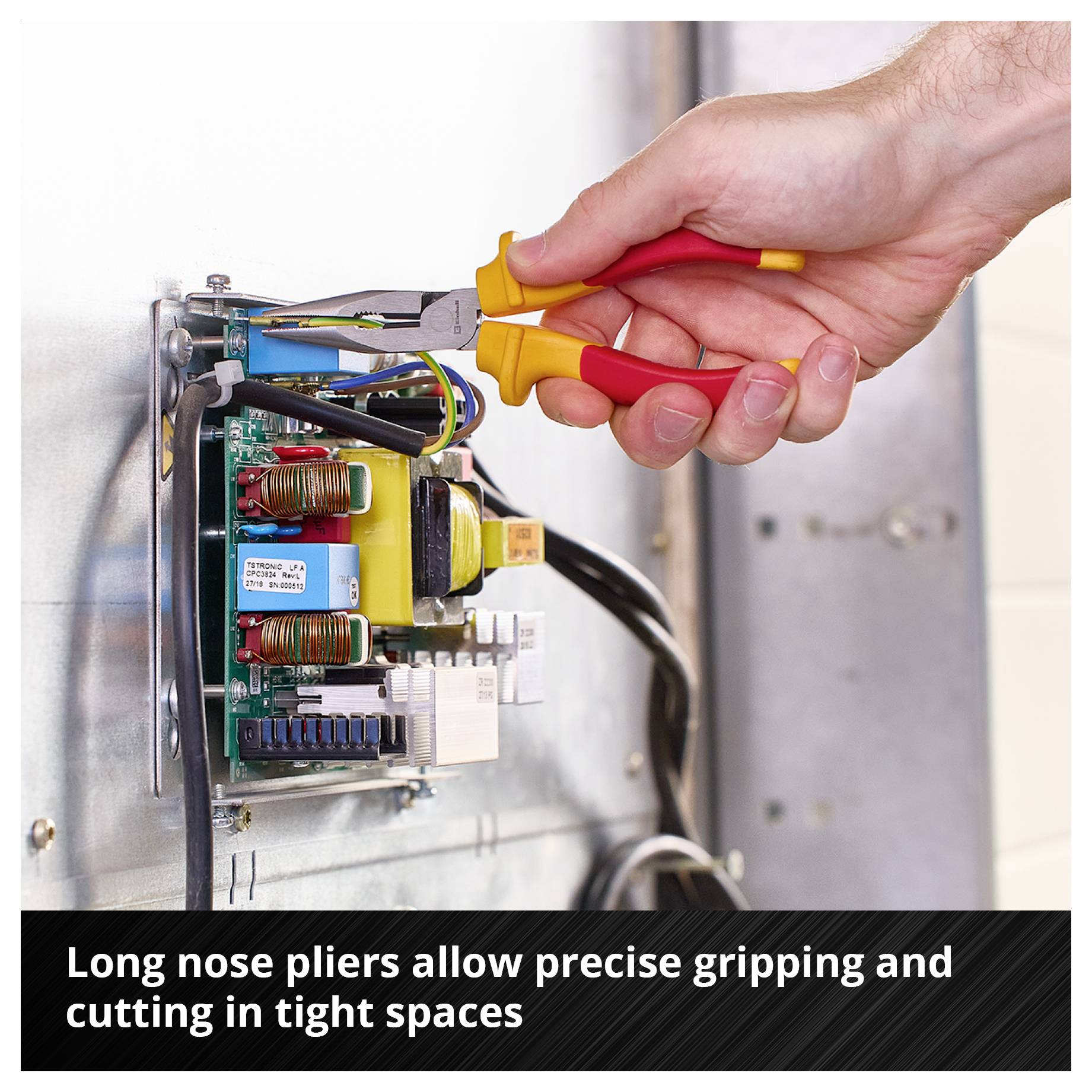 Ein Hand hält eine Telefonzange, um Drähte in einem elektrischen Schaltkasten zu schneiden. Text: 'Telefonzange ermöglicht präzises Greifen und Schneiden in engen Bereichen'.