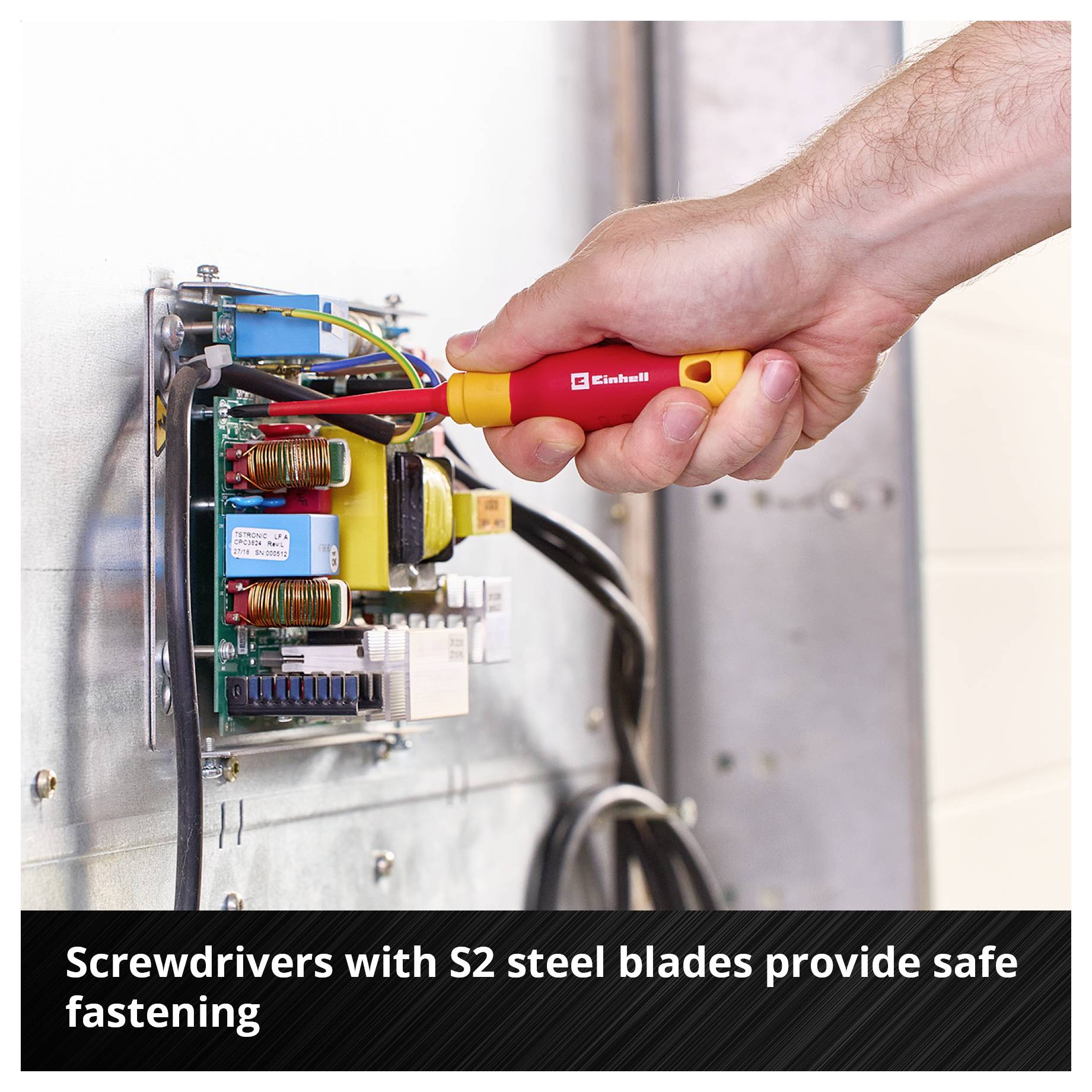 'Eine Hand hält einen Schraubendreher an einer elektrischen Schaltung. Text: 