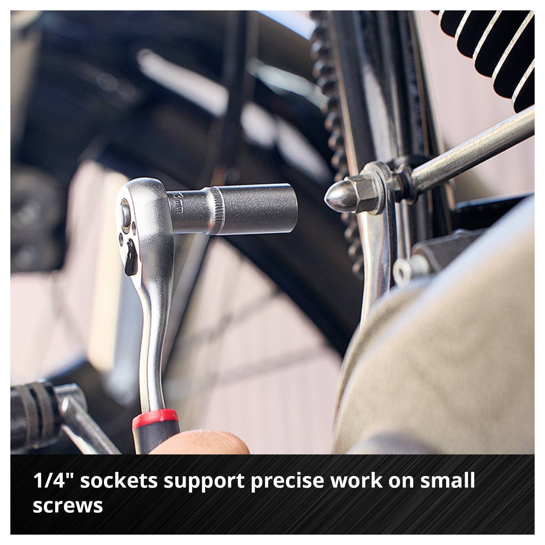 Eine Hand benutzt eine 1/4