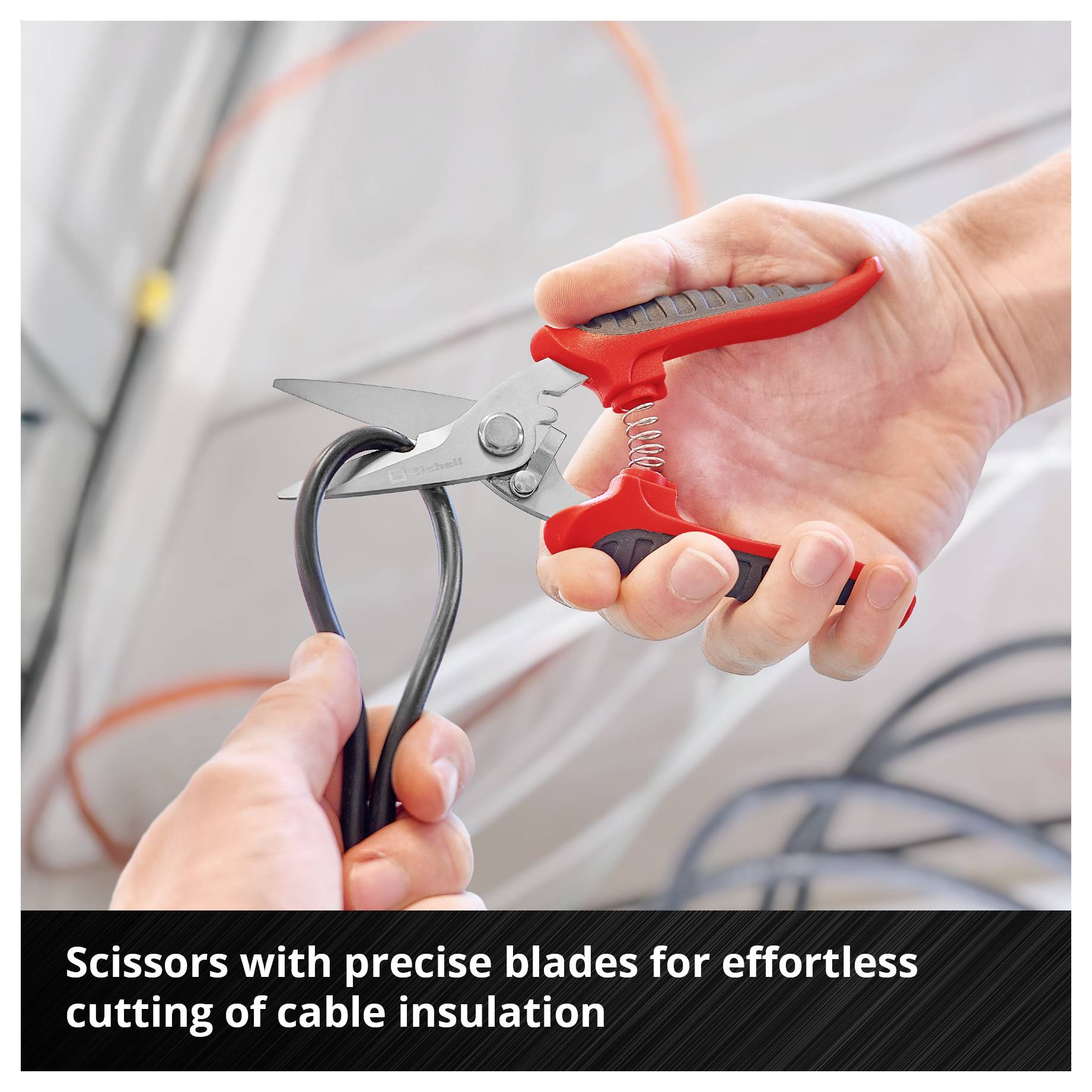 Eine Hand hält eine spezielle Schere mit rotem Griff, die eine Kabelisolierung präzise schneidet. Text: 'Schere für müheloses Trennen von Kabelisolierung'.