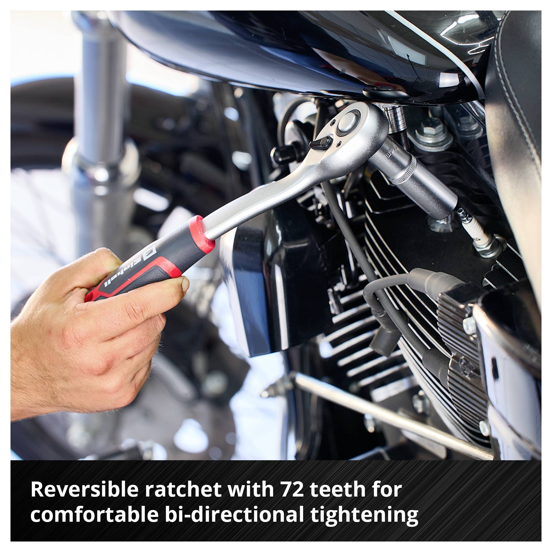 Eine Hand benutzt eine Umschaltknarre mit 72 Zähnen an einem Motorradmotor. Text: Umschaltknarre mit 72 Zähnen für komfortables Schrauben in beide Richtungen.