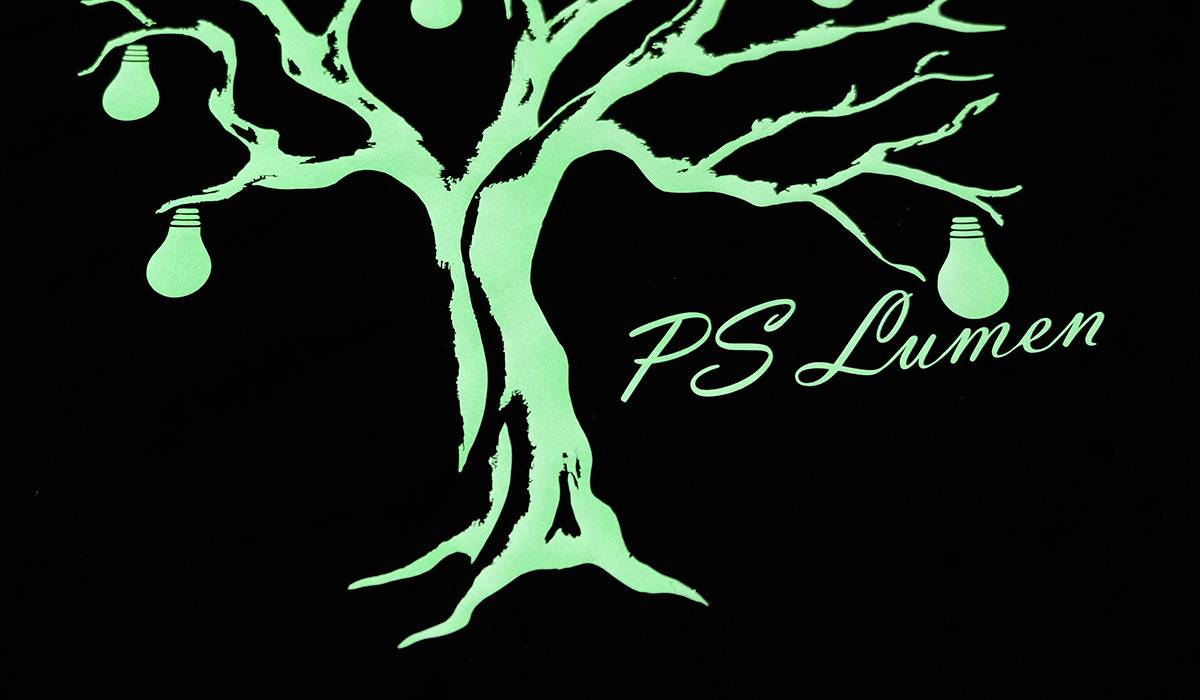 An abstract tree with glowing light bulbs hanging from branches, and the text 'PS Lumen' beside it on a dark background.