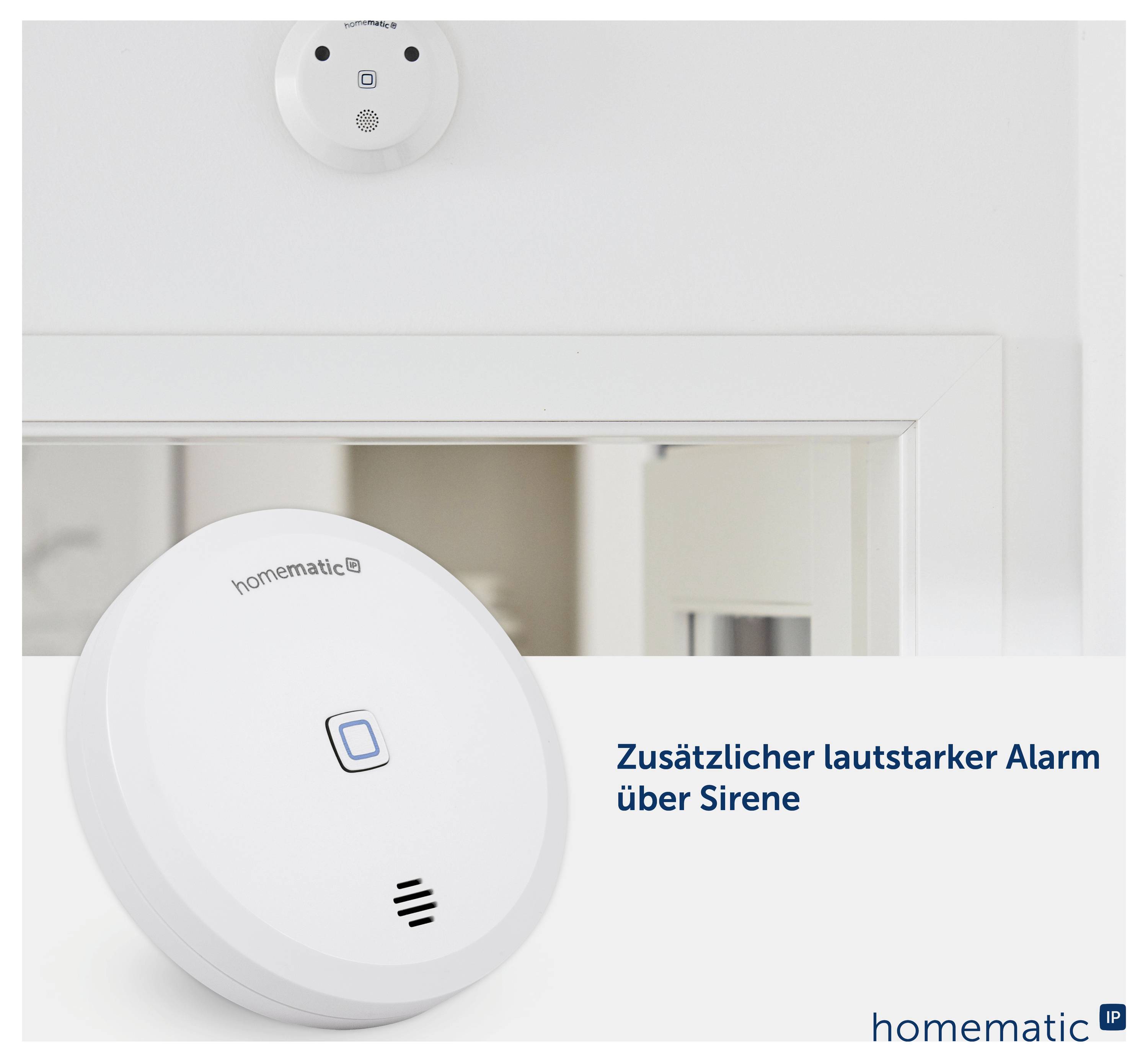 Weißer Homematic IP Alarmmelder an der Decke; beworben wird ein zusätzlicher lauter Alarm über Sirene.