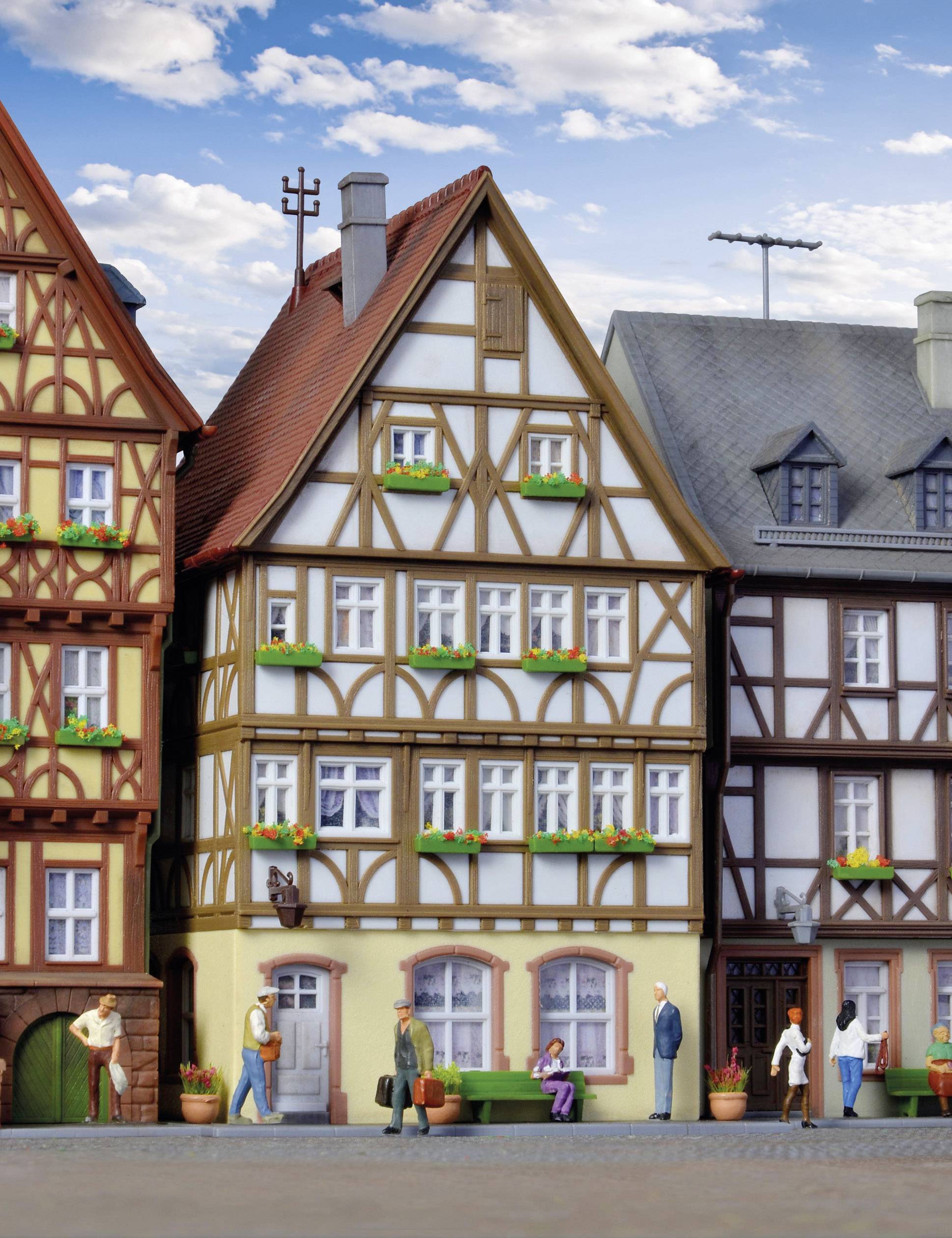 Kibri 38903 H0 Half-timbered house on the market in Miltenberg