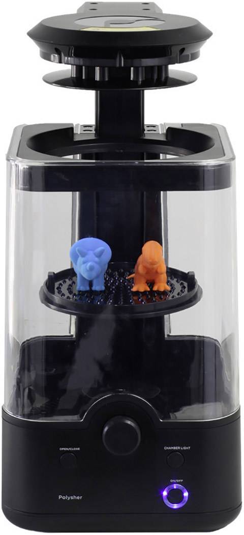 3D printing cleaning unit with a transparent housing, in which two small, coloured model figures are being cleaned.