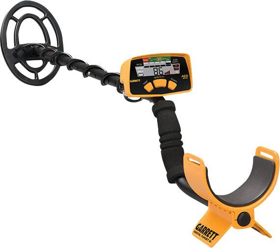 Metal detector with display and arm support, showing '86' on the screen. Suitable for outdoor treasure hunting. Colourway in orange and black.