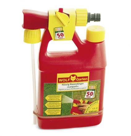 Red fertiliser container with yellow cap and spray device, brand WOLF-Garten. Label reads 'Liquid Lawn Fertiliser Long-Term Effect 50 Days'.