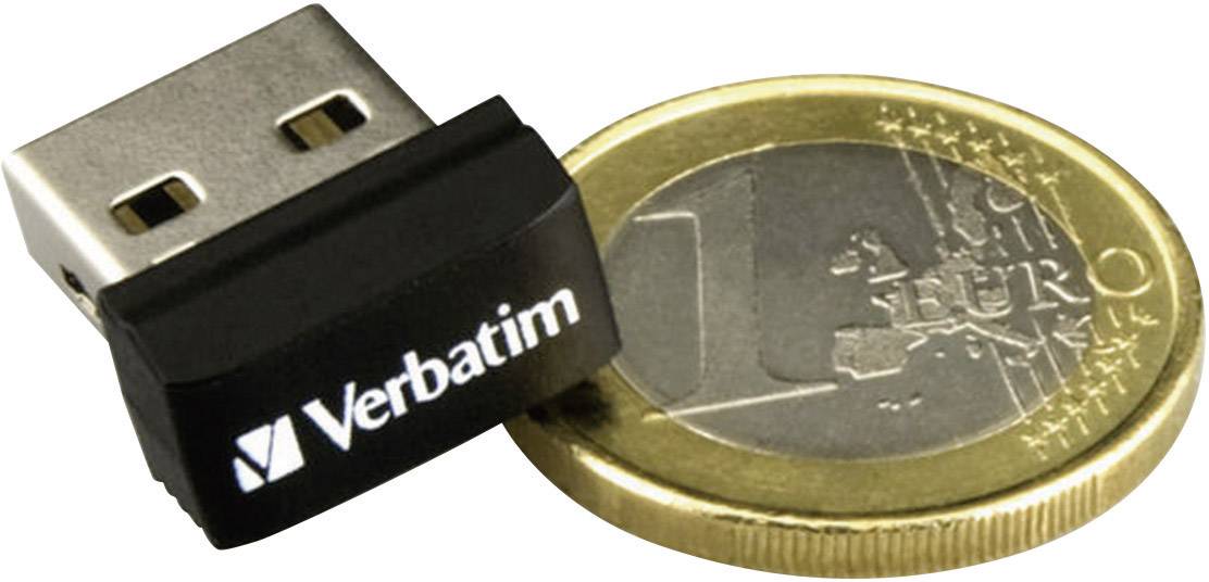 'Verbatim' USB stick beside a 1-euro coin. The stick is very small compared to the coin, which highlights its compact size.