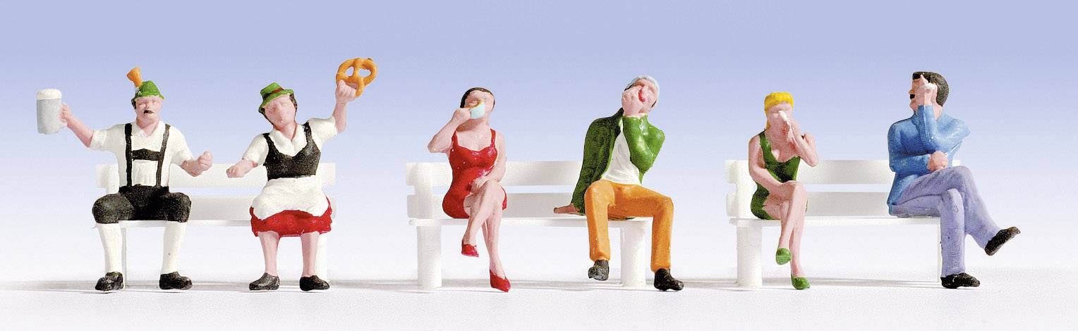 Miniature figures on a bench: on the left, a man with a beer stein and a woman with a pretzel, next to them three people in casual clothing.