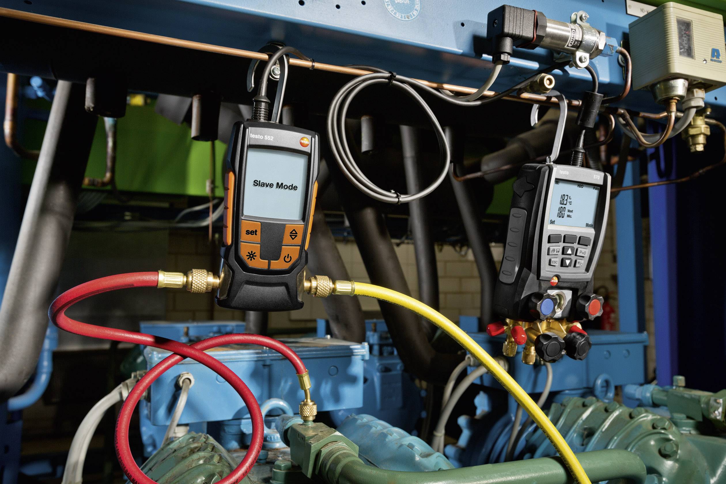 Two digital pressure gauges measure the pressure in a cooling system. One shows the suction mode, while the other indicates the pressure.