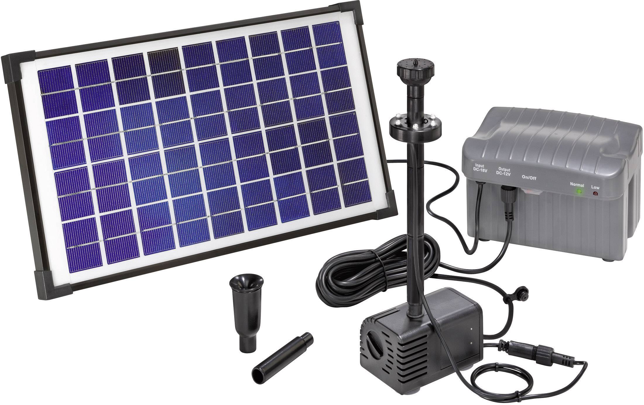 Solarmodul, Pumpe, Adapter und Steuergerät für ein Garteneinrichtungsset. Das Solarmodul versorgt die Pumpe mit Strom.