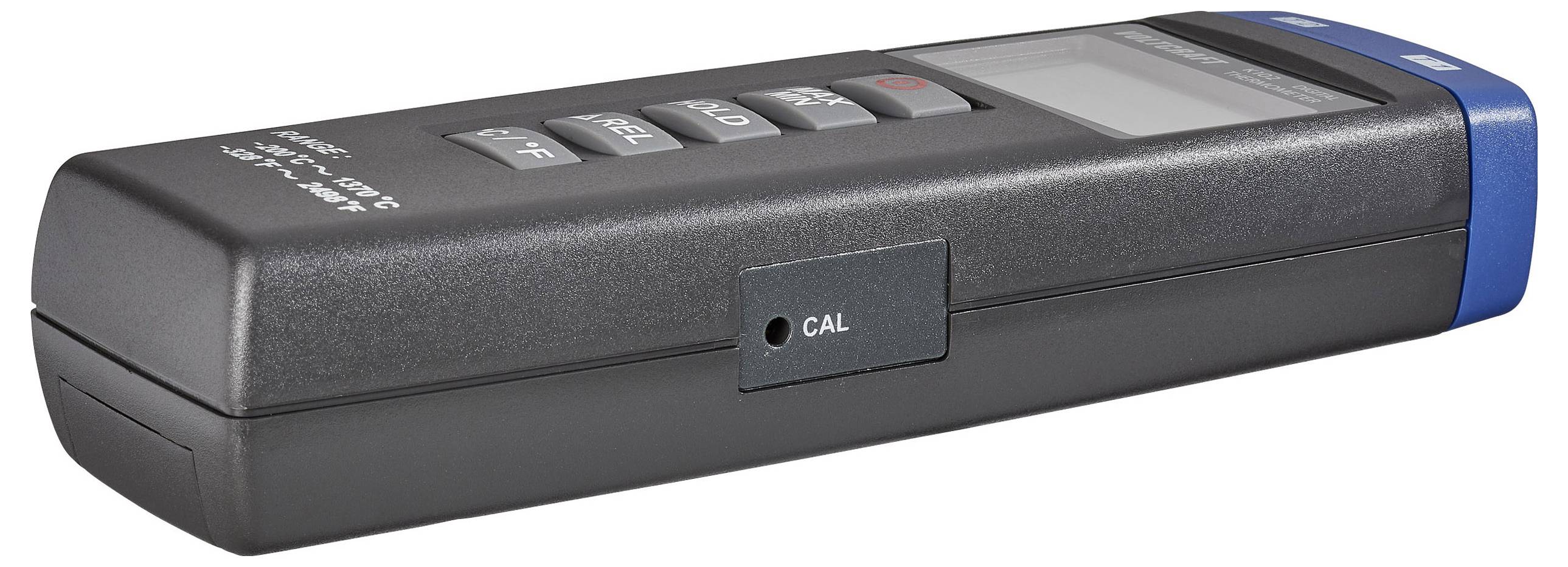 Un appareil numérique doté d'un écran et de plusieurs boutons, utilisé pour effectuer des mesures. Il possède un port de calibration marqué « CAL » sur le côté.