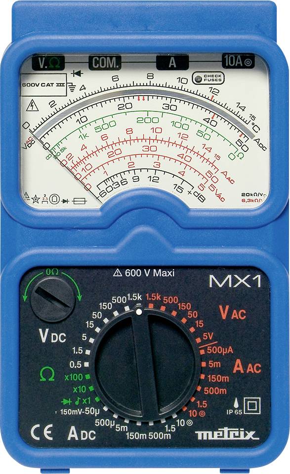 Un multimètre analogique avec différentes échelles de mesure et options de réglage pour la tension (V), le courant (A) et la résistance (Ω).
