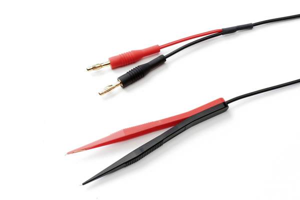 Sondes de test rouges et noires avec fiches banane. Elles sont fréquemment utilisées pour tester des circuits électriques ou des composants.
