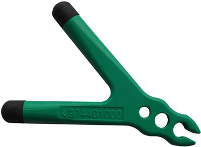 Pince en plastique vert à deux branches, avec des extrémités en caoutchouc, adaptée pour maintenir ou retirer des objets.
