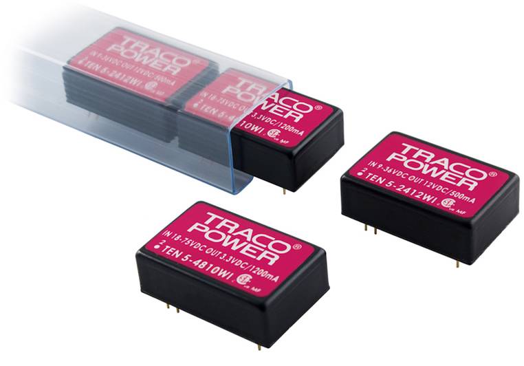 Trois modules TRACO POWER pour la conversion de puissance, de couleur rouge et noir, présentent un design compact. Emballage visible pour l'expédition ou le stockage.