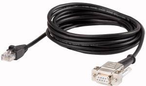 Un câble noir avec une fiche RJ45 d'un côté et une fiche série DB9 de l'autre.