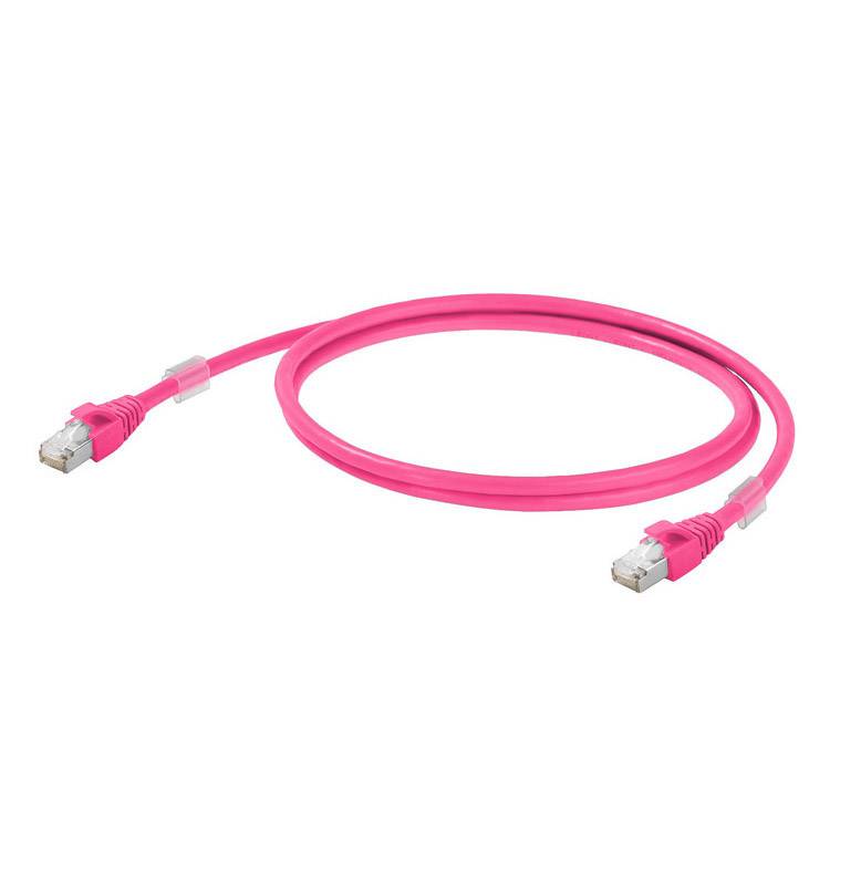 Un câble Ethernet rose avec deux connecteurs RJ45 à ses extrémités, sur un fond clair. Adapté pour les connexions réseau.