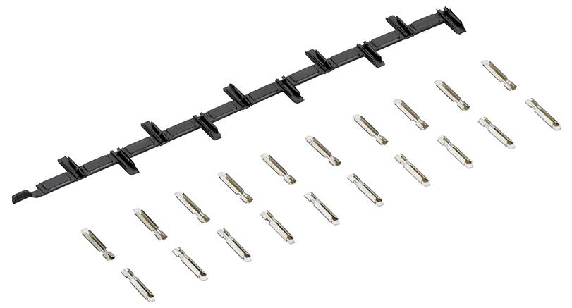 Image d'une bande de plastique noir avec des supports régulièrement espacés, accompagnée de plusieurs pinces ou connecteurs métalliques disposés en rangées en dessous.