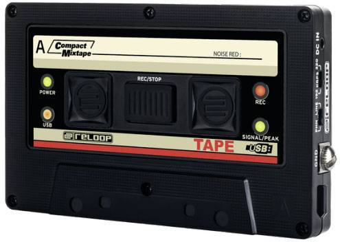 Une cassette noire au style rétro avec une entrée USB moderne, étiquetée 'Compact Mixtape' et portant des marquages pour l'enregistrement et l'arrêt.