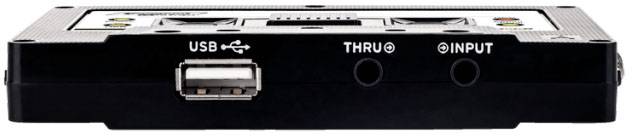 Cassette audio externe avec port USB et deux entrées audio, identifiées comme 'Thru' et 'Input'.