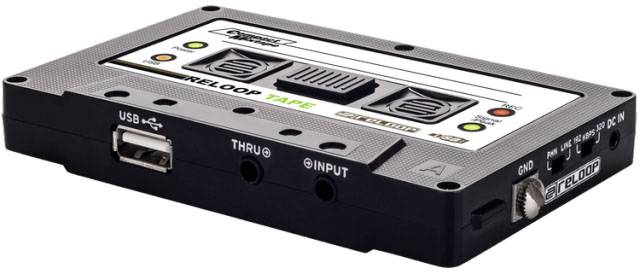 Un appareil audio noir en forme de cassette, doté d'un port USB, de ports d'entrée et de sortie, présente un design rétro.
