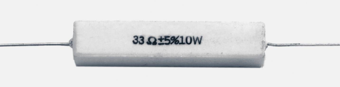 Un résistance bobinée à gaine de ciment portant l'inscription '33 Ω ±5% 10W', adaptée pour une utilisation dans des circuits électroniques.