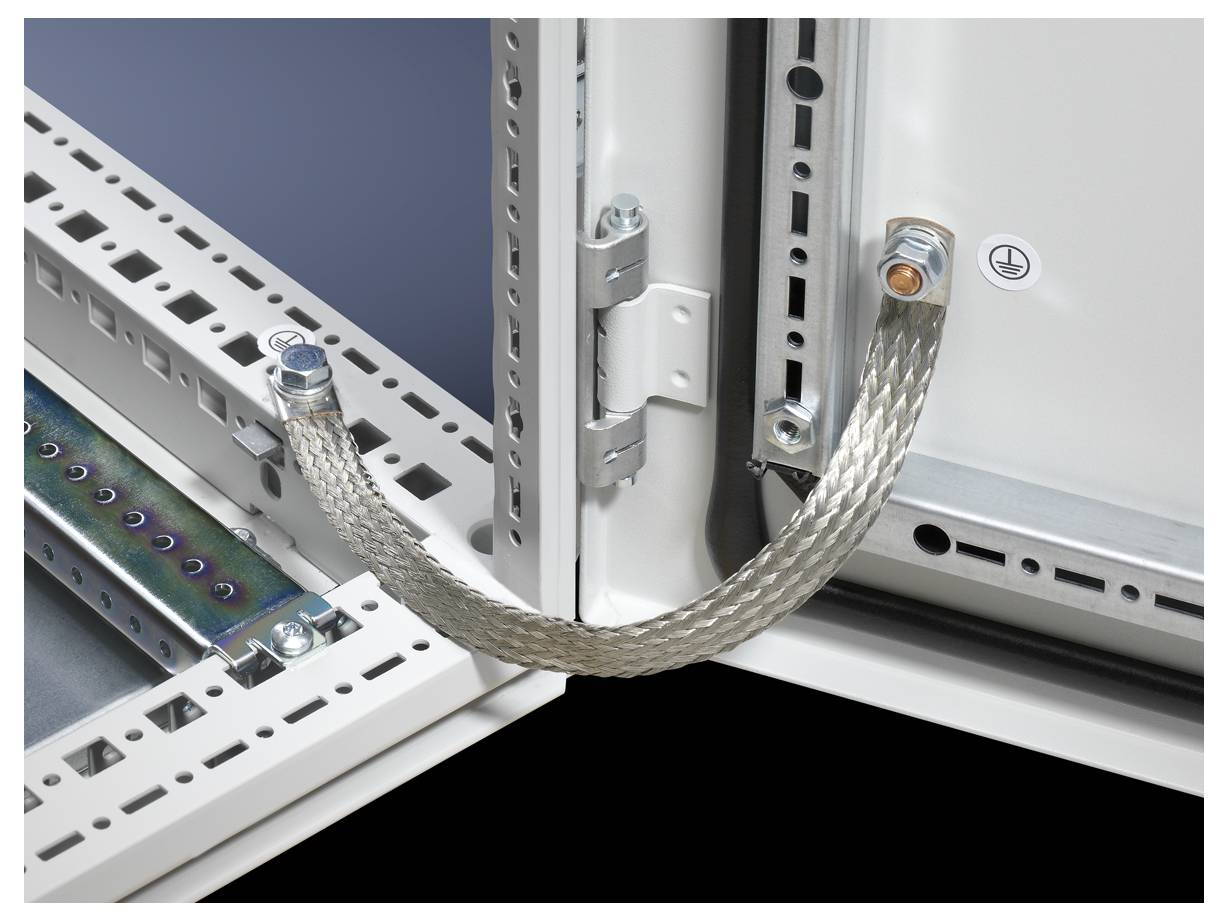 Une tresse de mise à la terre relie deux parties métalliques d'un armoire électrique et assure la connexion électrique et la mise à la terre.