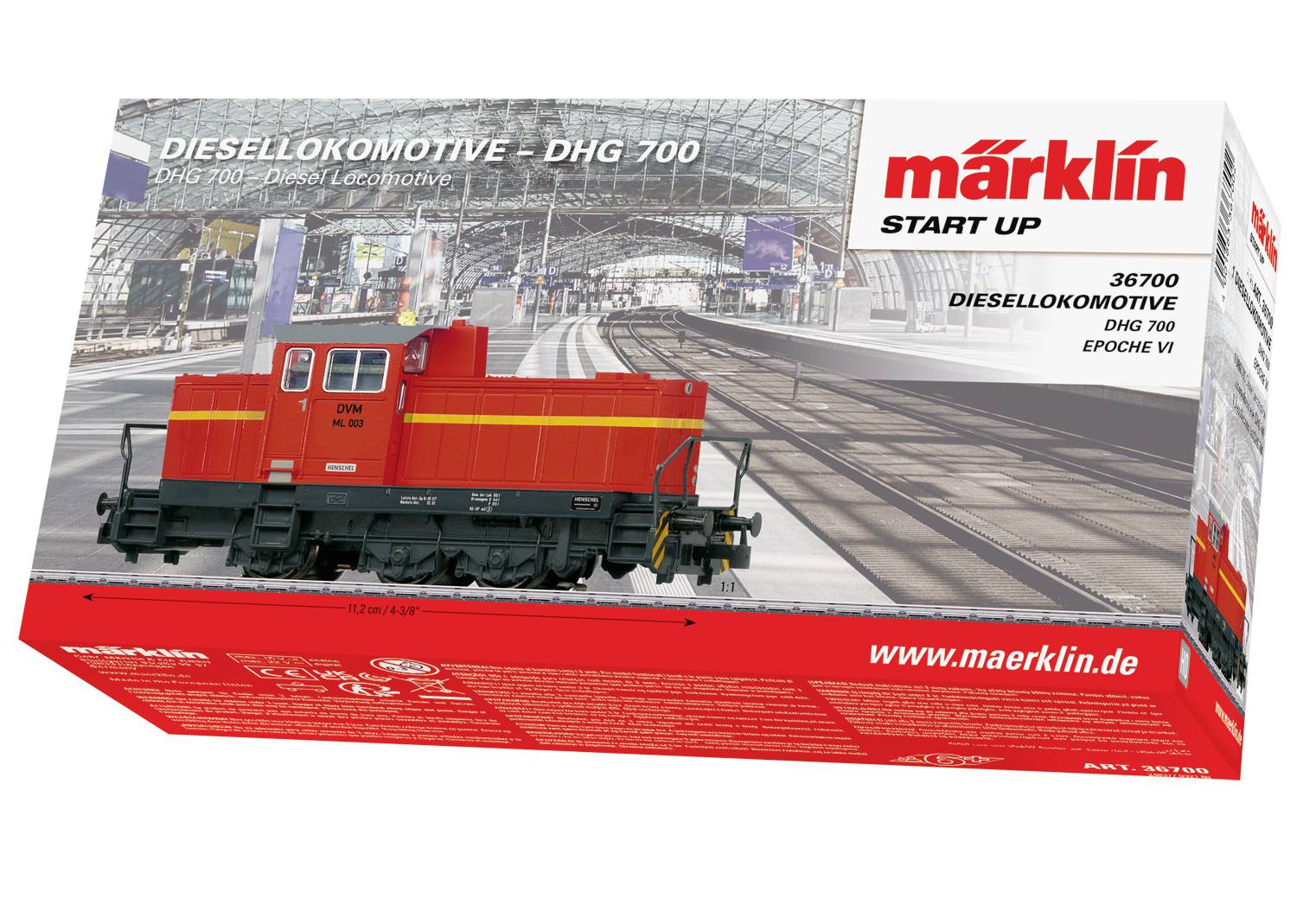 L'emballage présente un modèle de locomotive diesel rouge DHG 700 de Märklin sur un fond de gare, marqué comme 