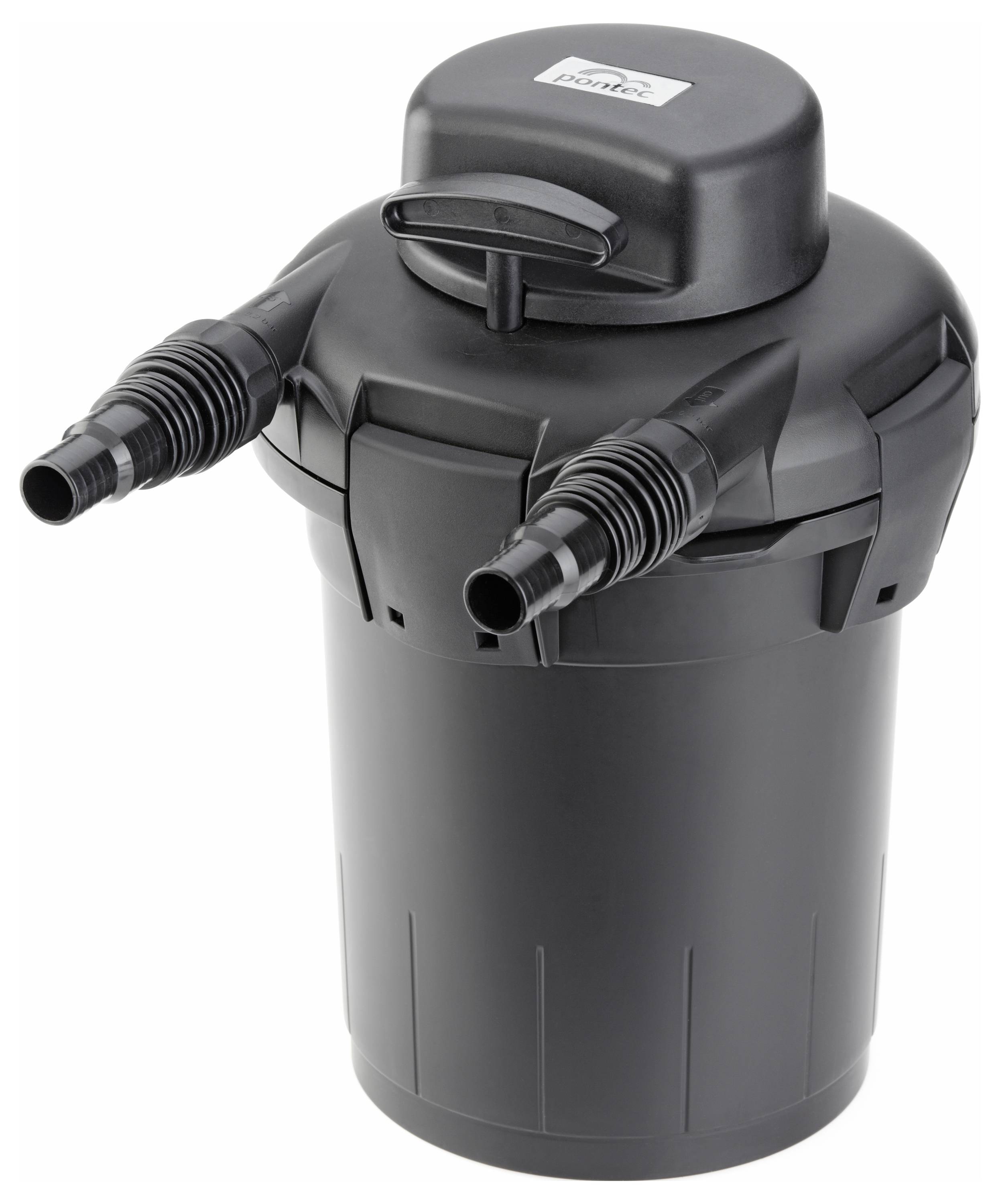 Un filtre noir pour bassin avec deux connecteurs de tuyau et une poignée sur le dessus. L'étiquette sur le couvercle n'est pas lisible. Adapté à la filtration de l'eau.