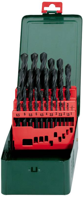 Un étui de jeu de forets en métal vert avec plusieurs forets hélicoïdaux noirs de différentes tailles disposés dans un support rouge.