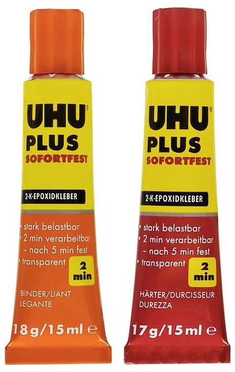 Deux tubes de colle époxy bicomposante UHU Plus Sofortfest, un orange, un jaune. Le texte indique une forte résistance et un temps de traitement court.