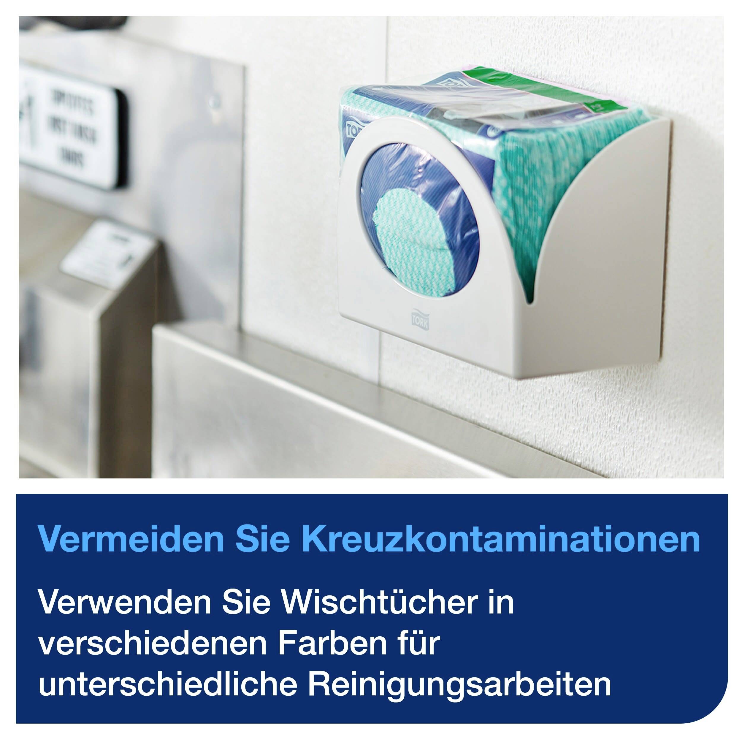 Un distributeur de lingettes colorées sur un mur. Inscription : « Évitez la contamination croisée, utilisez différentes couleurs. »