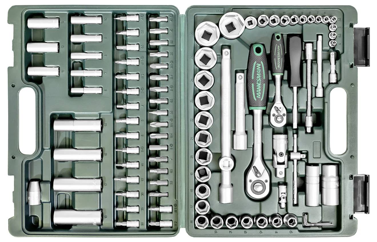 Un coffret à outils ouvert contenant un jeu de douilles, des clés à cliquet et des rallonges, soigneusement rangés dans des compartiments individuels.