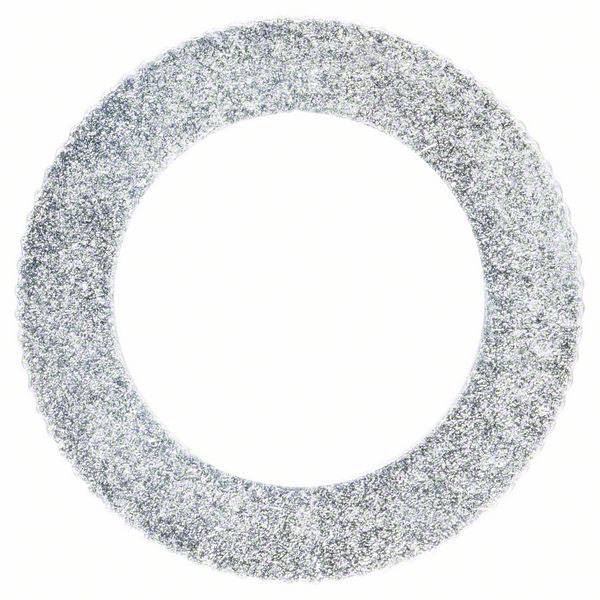 Une bague argentée, scintillante sur un fond blanc. La bague est régulière et présente une texture rugueuse.