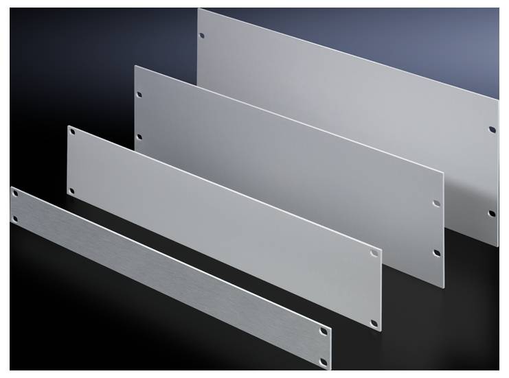 Quatre plaques d'aluminium argentées de différentes tailles, disposées côte à côte, avec des trous percés aux coins.