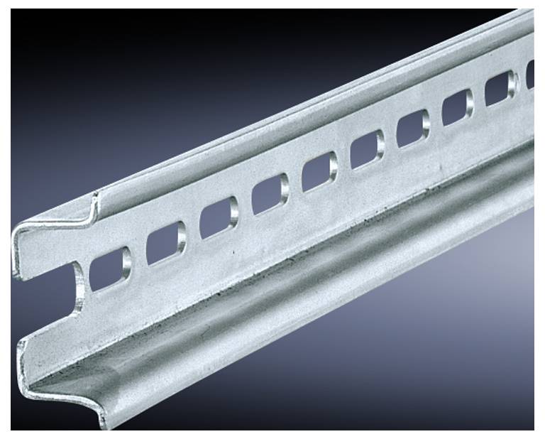 Rail métallique avec des trous rectangulaires pour fixations, présenté sur un fond sombre.