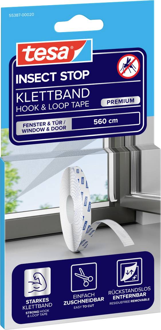 Paquet de ruban adhésif Tesa Insect Stop Klettband à boucles et crochets, premium 560 cm, pour l'étanchéité des fenêtres et portes, montré avec un rouleau appliqué sur un cadre de fenêtre.