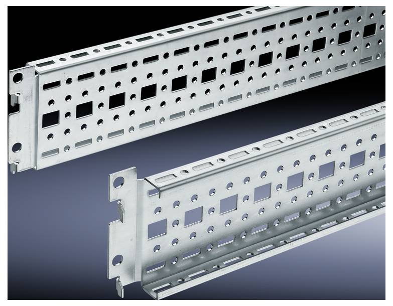Deux rails de montage métalliques avec des trous rectangulaires sur fond noir, utilisés pour des applications industrielles ou des fixations.