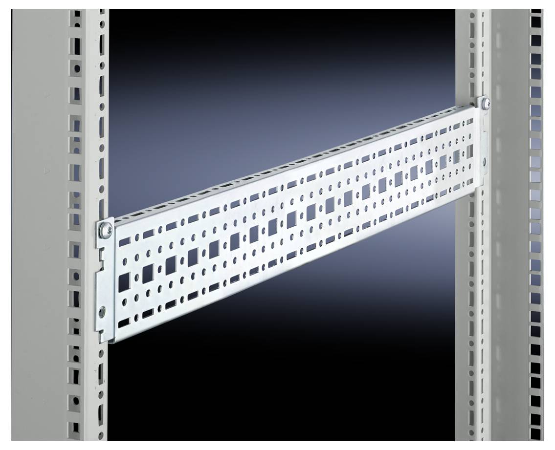 Profilé de montage métallique entre deux cadres de structure, avec des trous carrés et rectangulaires offrant de multiples possibilités de fixation.