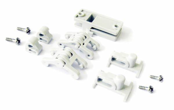 Un ensemble de six attaches en plastique blanc avec des vis, probablement destinées à la fixation de pièces de mobilier ou d'autres objets.