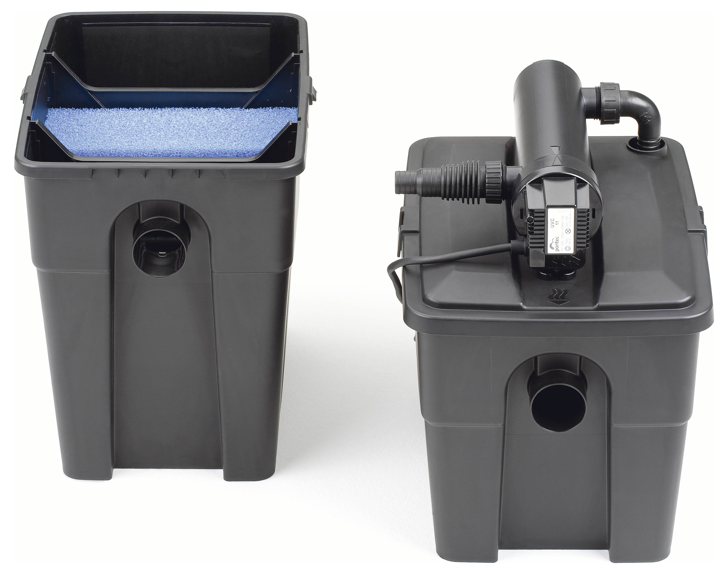 Deux boîtes de filtration en plastique noir pour bassin, l'une contenant une éponge bleue à l'intérieur, et l'autre équipée d'une pompe sur le dessus.