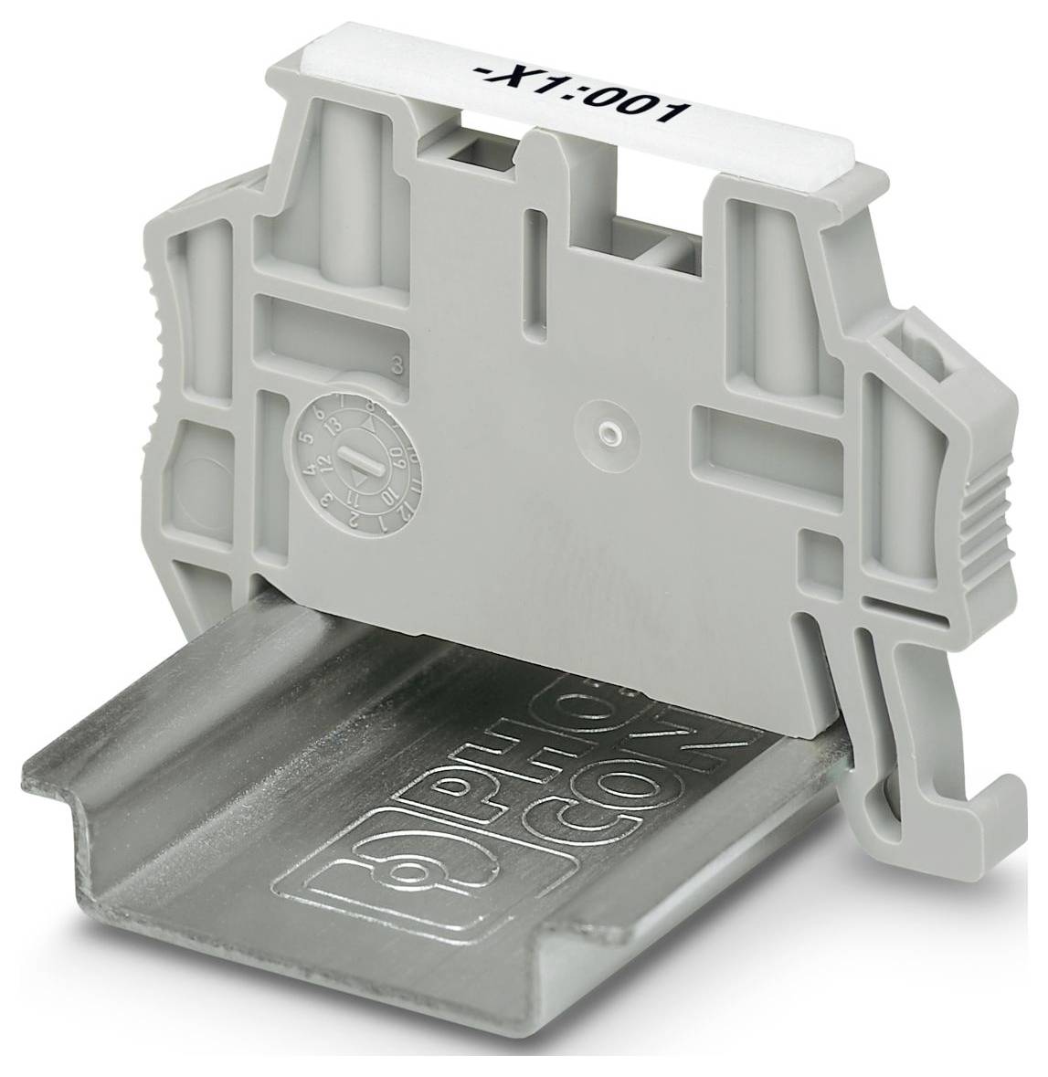 Un bloc de bornes électriques gris reposant sur un rail de montage métallique, marqué d'un petit logo et étiqueté XT:001 en haut.