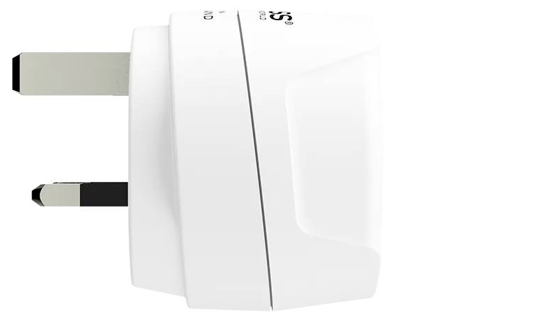 Un adaptateur de prise secteur blanc avec trois broches, présenté de côté, sur un fond blanc. Conçu pour les connexions électriques.