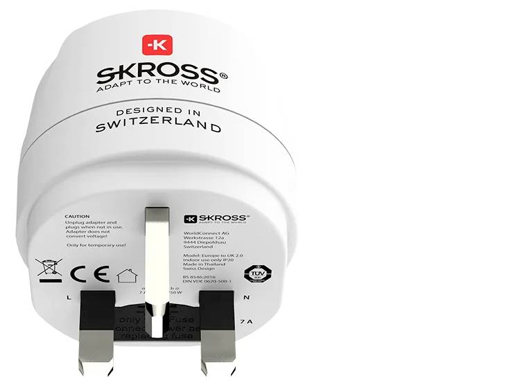 Adaptateur SKROSS portant l'inscription « Conçu en Suisse ». Montre les connexions et les avertissements.