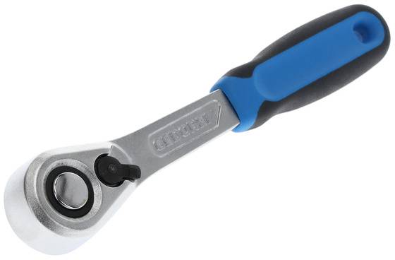 Une clé à cliquet avec poignée ergonomique, partiellement bleue, pour la manipulation des douilles. Adaptée à divers travaux de fixation.
