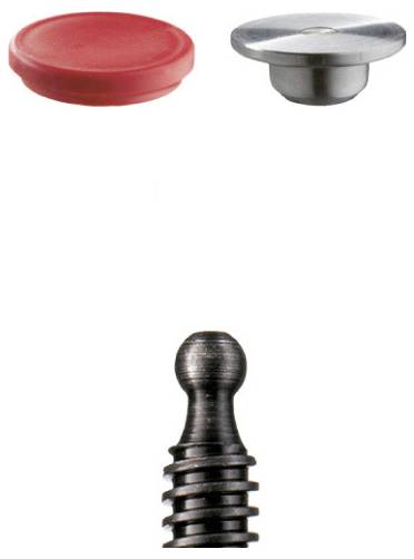 Trois fermetures de bouteille sur fond blanc : un bouchon en plastique rouge, un bouchon en métal argenté et un bouchon supérieur côtelé noir.
