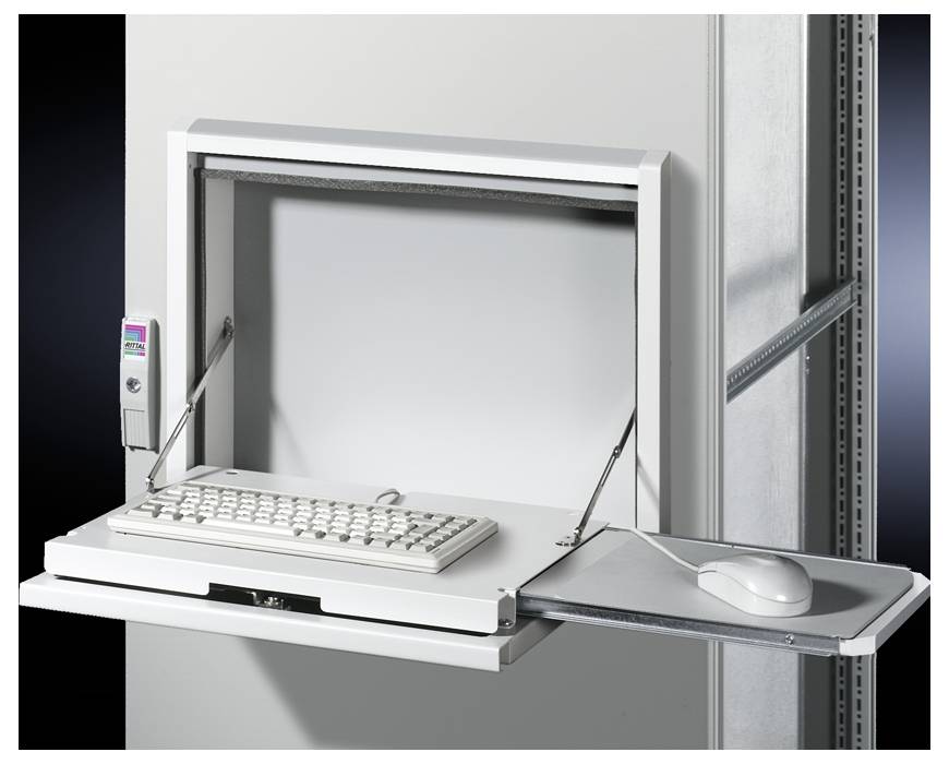 'Poste de travail en salle de serveurs' : Un module de bureau blanc et extensible, intégré dans une armoire de serveurs, équipé d'un clavier et d'une souris.