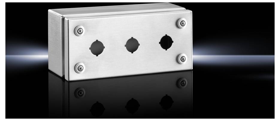 Un boîtier rectangulaire métallique avec trois ouvertures circulaires alignées, posé sur une surface noire réfléchissante.