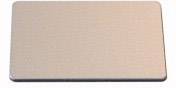 Un objet rectangulaire et plat avec une surface métallique, ressemblant à une carte de crédit, est posé sur une surface claire.